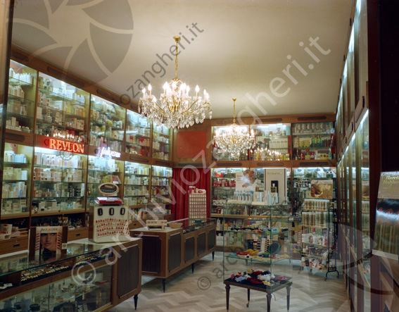 negozio Maroni e Gridelli interno profumeria cosmetica revlon lancaster bigiotteria lampadario