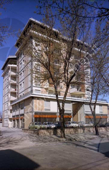 Condominio Esmeralda esterno Via Pola, 21 palazzo alberi auto parcheggiate terrazze strada