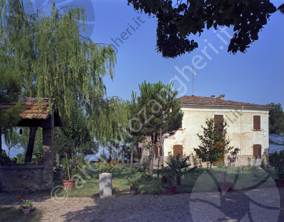Sirotti Gaudenzi Villa e pozzo Casale campagna vialetto piante alberi pozzo