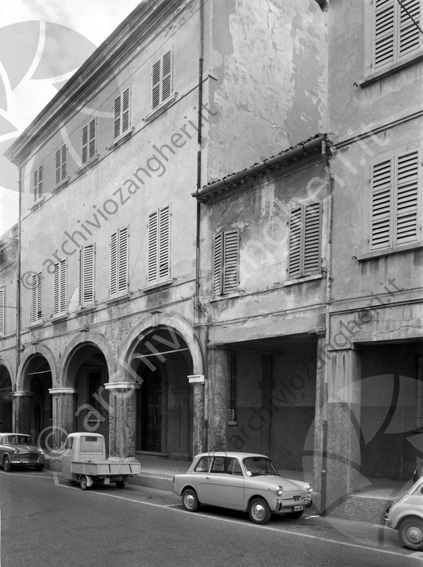 Palazzo Marchesa Ceccaroni esterno dalla strada Corso Ubaldo Comandini auto portici
