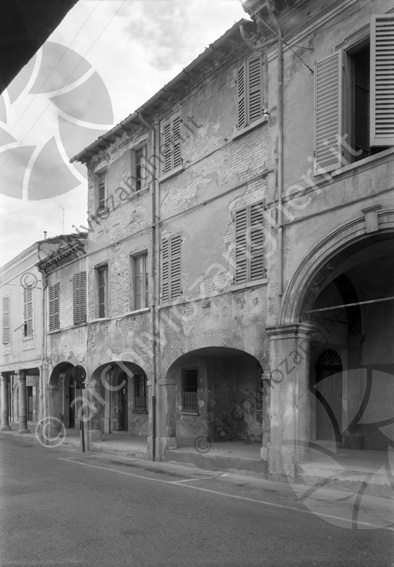 Palazzo Marchesa Ceccaroni esterno dalla strada Corso Ubaldo Comandini auto portici parcheggi vuoti