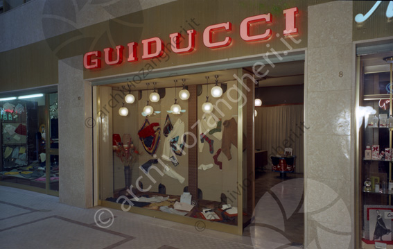 Vetrina Guiducci negozio abbigliamento galleria urtoller