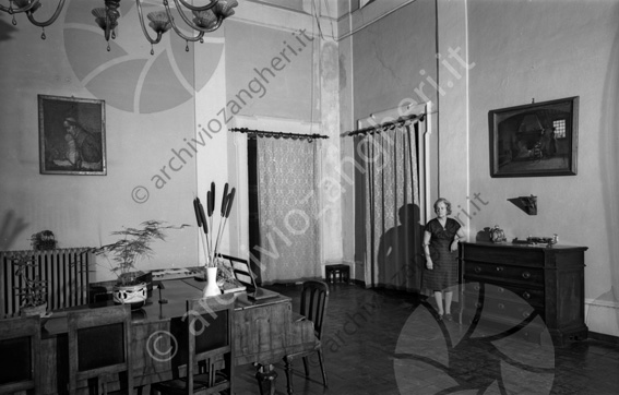 Palazzo Tonti (via Manfredi) salone salone pianoforte sedie quadro  termosifone radiatore tende vaso fiori mobile signora