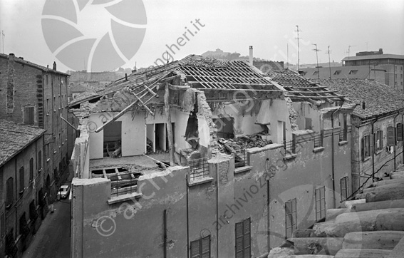 Demolizione Palazzo Tonti in Via Manfredi vista dall'alto tetto pericolante travi