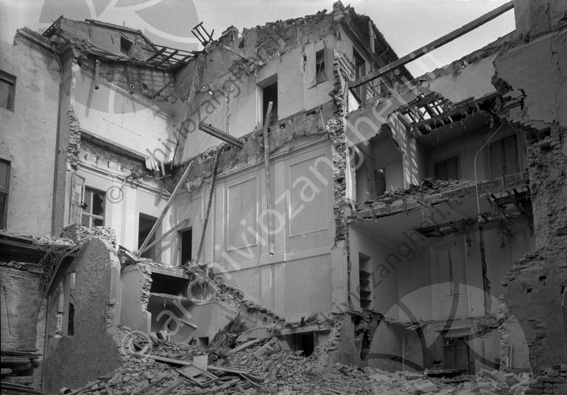 Demolizione Palazzo Tonti in Via Manfredi veduta dal cortile macerie 