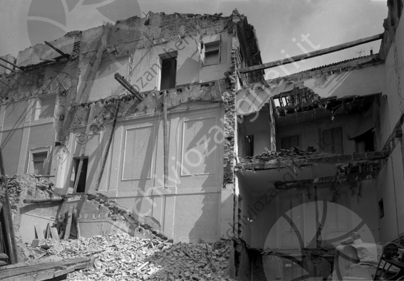 Demolizione Palazzo Tonti in Via Manfredi interno macerie travi distruzione 