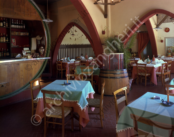 Albergo Mandrioli (3 botti) interno sala ristorante tavoli bancone bar