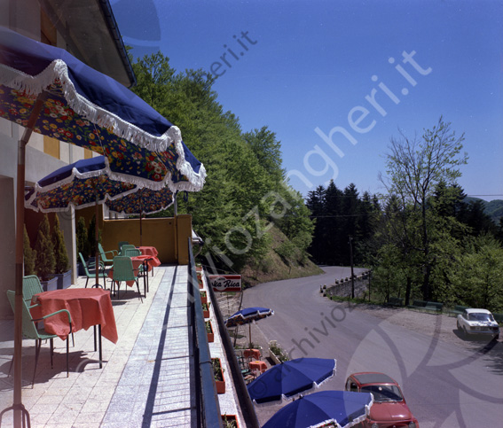 Albergo Mandrioli (3 botti) terrazza terrazza ombrellone strada auto tavoli passo mandrioli