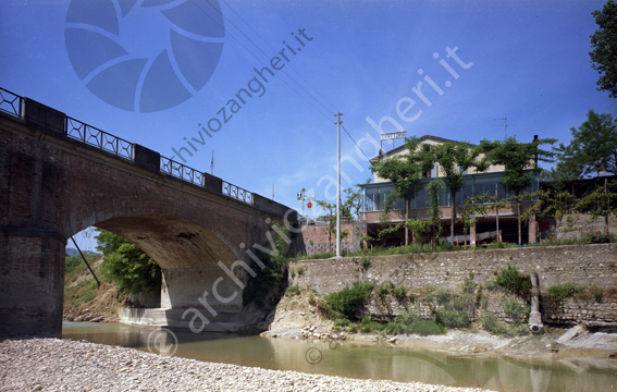 Ristorante Giorgi Ponte Cella Esterno fianco ponte ponte archi letto del fiume strada trattoria
