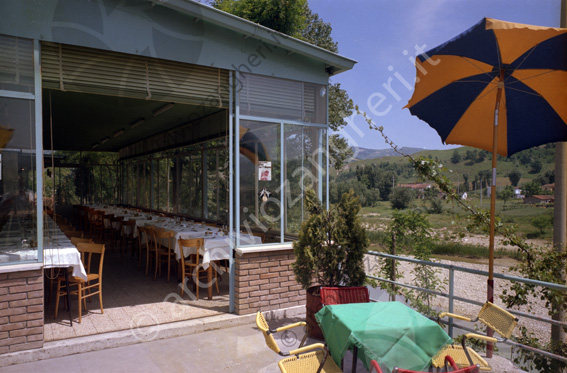 Ristorante Giorgi Ponte Cella Veranda dall'esterno ombrellone sedie tavoli terrazza
