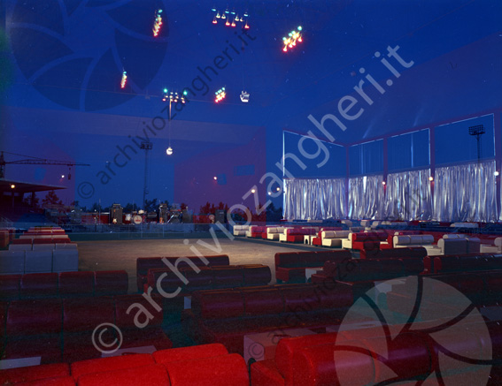 Club delle terme Bagno di Romagna sala ballo fronte locale discoteca sala da ballo capannone divanetti pista da ballo palco tende strumenti musicali orchestra i Lorenz Poltroncine
