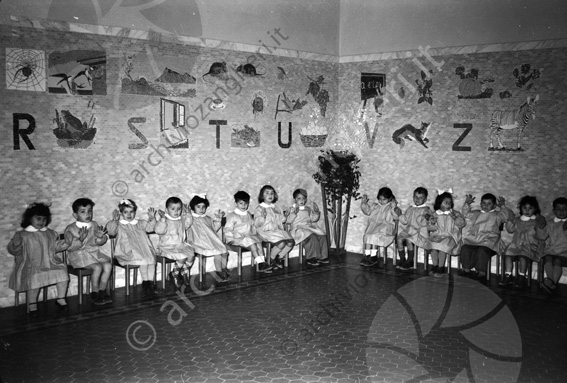 Asilo di Sarsina bimbi seduti in salotto Via Roma, 24 bambini seduti bimbi lettere 