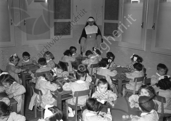 Asilo di Sarsina bimbi in aula suora bambini seduti tavolo
