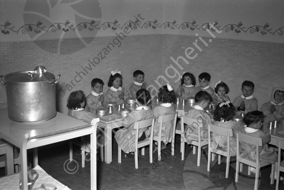 Asilo di Sarsina Refettorio bambini seduti pranzo pentolone mestolo