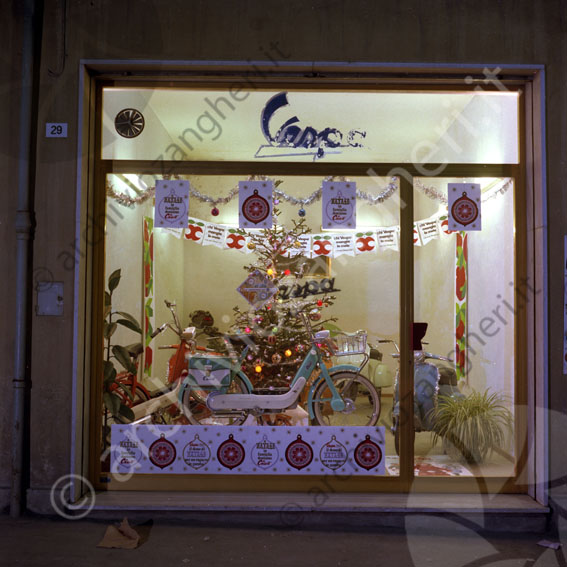 Negozio Vespa Motorino ciao vetrina negozio Barberini albero di Natale esposizione motorini
