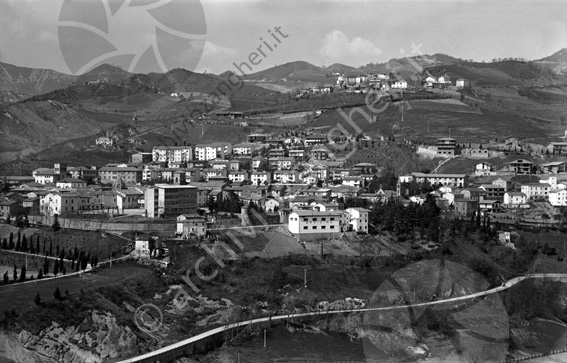Panorama di Sarsina (obiettivo tele) Panorama foto panoramica montagne paese strade case