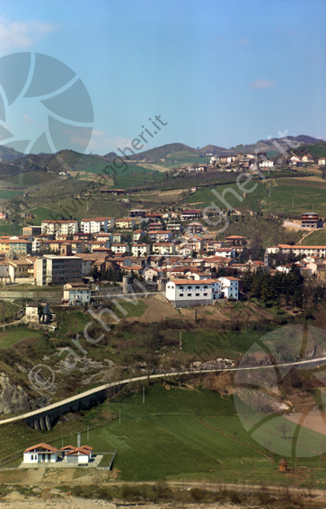 Panorama di Sarsina (obiettivo tele vent) Panorama foto panoramica montagne paese strade case