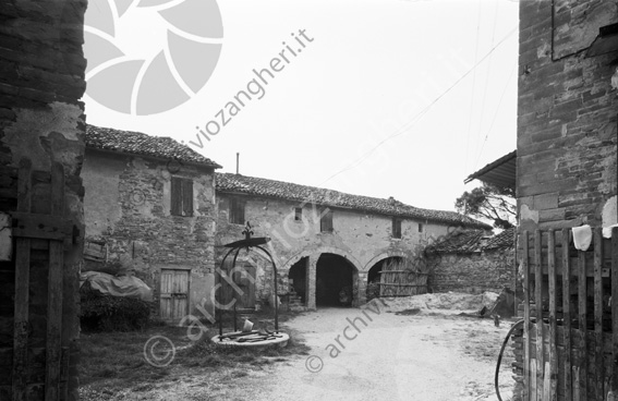 Villa Mazzoli Ghini S.Vittore (ora Villa Monica) Antico casolare villa padronale carrozza Corte interna portico pozzo cancello