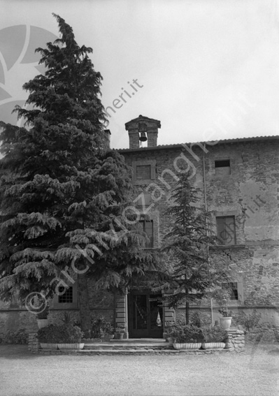Ristorante Al Piano (Castello del Piano, residenza storica) Sarsina Ingresso casale antico casa padronale Campana albero scalini piazzale