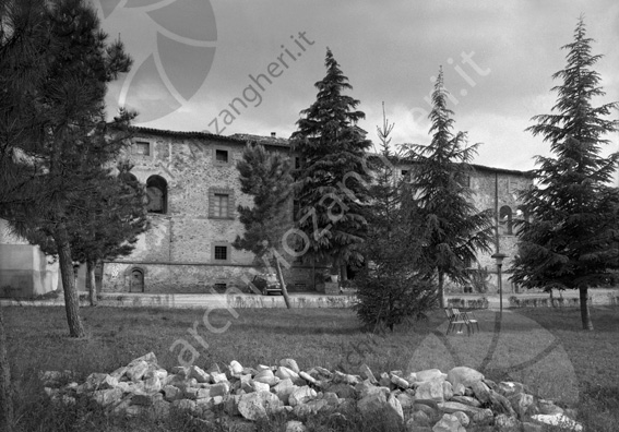 Ristorante Al Piano (Castello del Piano, residenza storica) Sarsina Antico casale casa padronale giardino alberi sedie sassi auto