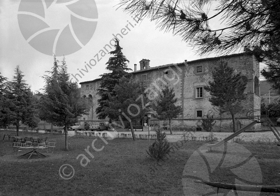 Ristorante Al Piano (Castello del Piano, residenza storica) Sarsina Antico casale casa padronale giardino alberi sedie auto giochi per bambini girello