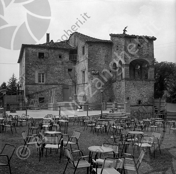 Ristorante Al Piano (Castello del Piano, residenza storica) Sarsina Antico casale casa padronale giardino alberi loggetta veranda torretta tavolini e sedie pista da ballo