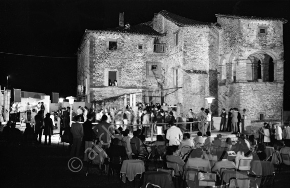 Ristorante Al Piano (Castello del Piano, residenza storica) Sarsina Loggetta veranda antico casale casa padronale tavolini gente pista da ballo gente che balla