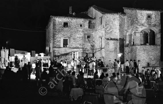 Ristorante Al Piano (Castello del Piano, residenza storica) Sarsina Loggetta veranda antico casale casa padronale tavolini gente pista da ballo gente che balla