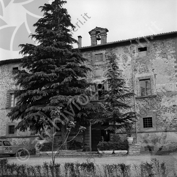 Ristorante Al Piano (Castello del Piano, residenza storica) Sarsina Antico casale casa padronale Campana ingresso albero scalini vasi piante