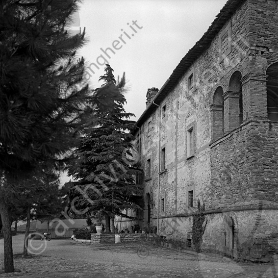 Ristorante Al Piano (Castello del Piano, residenza storica) Sarsina Antico casale casa padronale Campana ingresso albero vasi piante