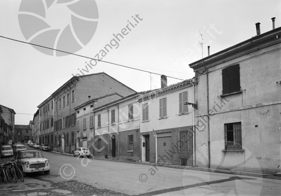 Via Saffi Palazzo Pavirani vista dal ponte vecchio Strada auto parcheggiate case palazzi biciclette