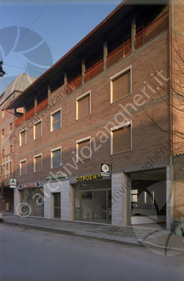 Palazzo Tassinari Concessionaria Autobianchi facciata Via Marinelli 42 Vetrina negozio vendita auto insegne