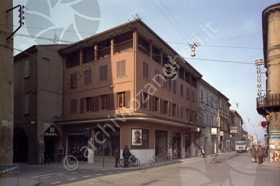 Casa in Via Zeffirino Re Casa edificio vetrine negozi tabaccaio insegna Lelli terrazze angolo via carbonari piazza Fabbri