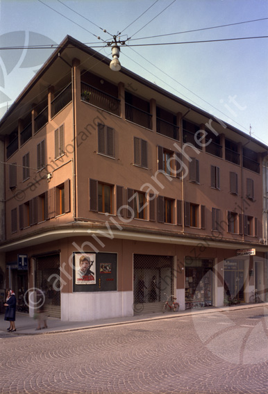 Casa in Via Zeffirino Re Casa edificio vetrine negozi terrazze angolo via carbonari piazza Fabbri