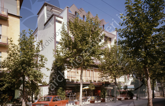 Hotel Camay Cesenatico esterno albergo auto alberi terrazza scale