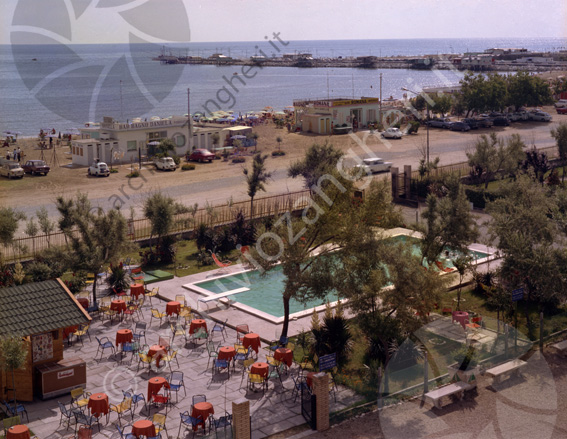 Hotel Universal Cesenatico piscina Bar bagno Daniela spiaggia mare riva molo piscina tavolini gelati panchine strada auto alberi stabilimenti balneari estate