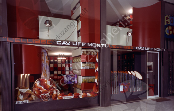 Vetrina Cav. Monti Palazzo Almerici Vetrina negozio rosso Lellis cavaliere uff. monti