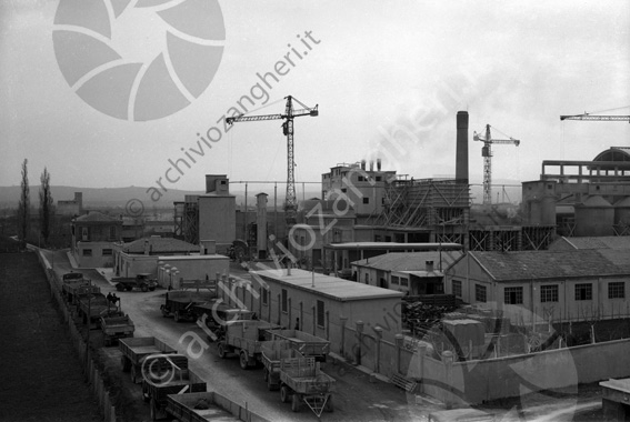 Cantiere costruzione Cementificio Santarcangelo di Romagna impalcature gru cantiere edile industria silos ponteggi carrelli camion carpenteria