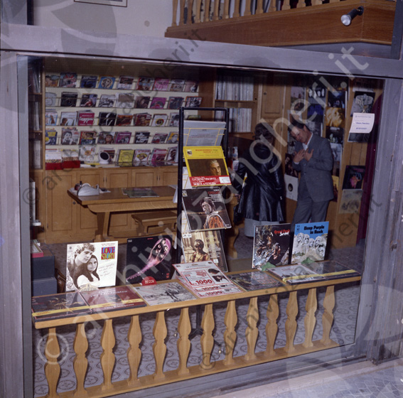 Vetrina negozio Francolini Esposizione vendita dischi vinili
