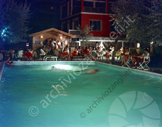 Hotel Universal Cesenatico piscina notturna Piscina nuotare capanna bar gente seduta ai tavolini