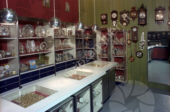 interno negozio Valchirio via Zefferino re orologeria orologi a pendolo gioielli