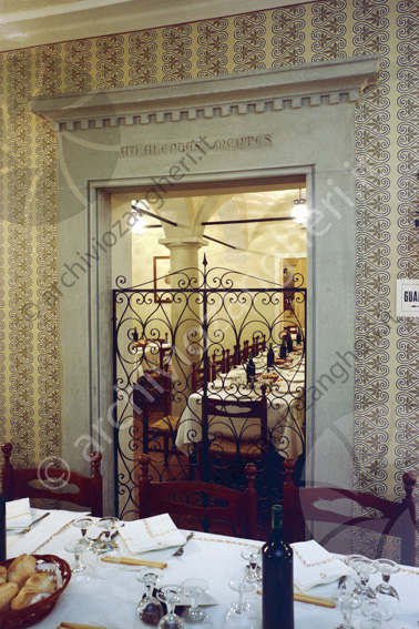 Ristorante Castello sala capodanno 1972 Tavole apparecchiate porta in marmo con incisione