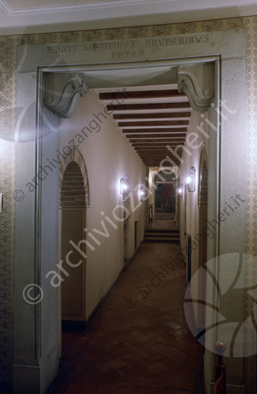 Ristorante Castello corridoio Porta in marmo con incisione corridoio