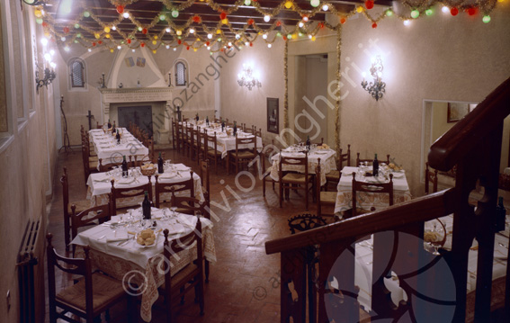 Ristorante Castello sala capodanno 1972 Tavole apparecchiate sala del camino scale