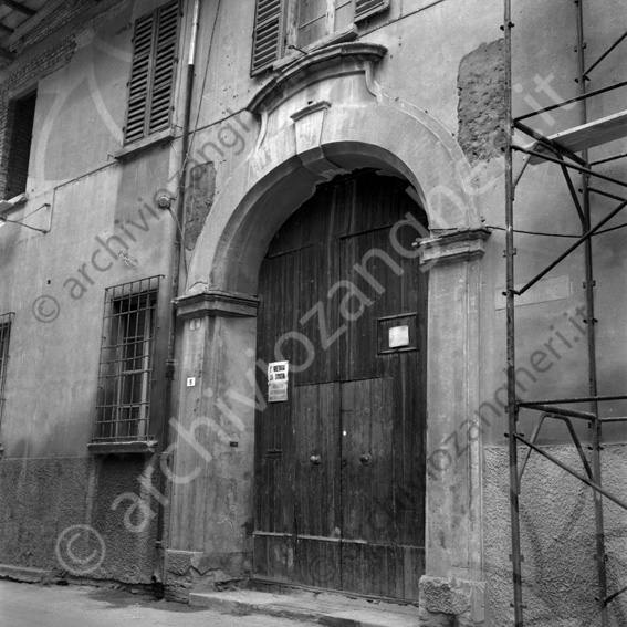 Ricovero Roverella portone Archivolto impalcature ponteggi portone di legno contrada Dandini