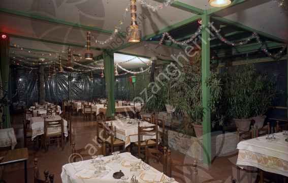 Ristorante Castello sala Salone veranda tavole apparecchiate festoni