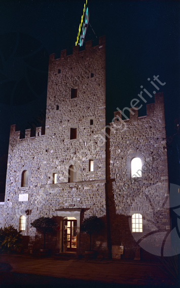 Ristorante Castello esterno Esterno ristorante castello finestre illuminate merli 