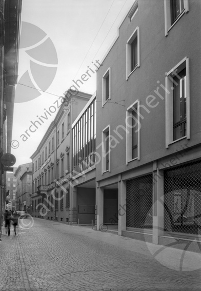 Banca popolare di Cesena esterno Corso sozzi gallerie e vetrine negozi serrande abbassate