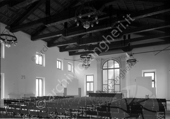 Palazzo del Ridotto Salone interno Travi di legno lampadari sedie salone grande