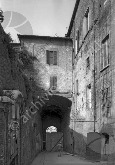 Scalette da Piazza del Popolo a Piazzetta Cesenati del 1377 Salita Matteo Nuti portone aperto operaio palizzata cantiere lavori strada chiusa scalette
